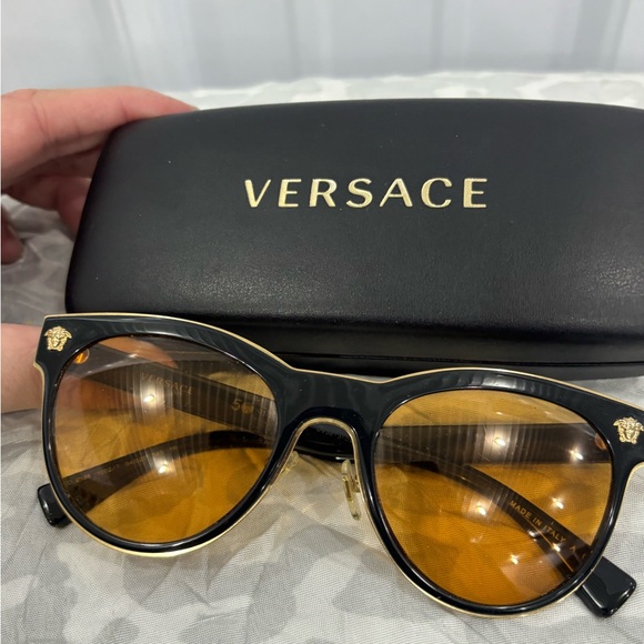 Versace sunglasseses with glasses case, and box - Picture 6 of 9